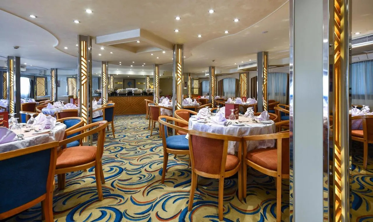 ホテル Nile Treasure Cruise - 4 Or 7 Nights From Luxor Each Saturday And 3 Or 7 Nights From Aswan Each Wednesday エジプト